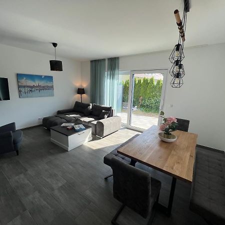 Doppelhaushaelfte Mit Terrasse Vila Elmenhorst/Lichtenhagen Exterior foto
